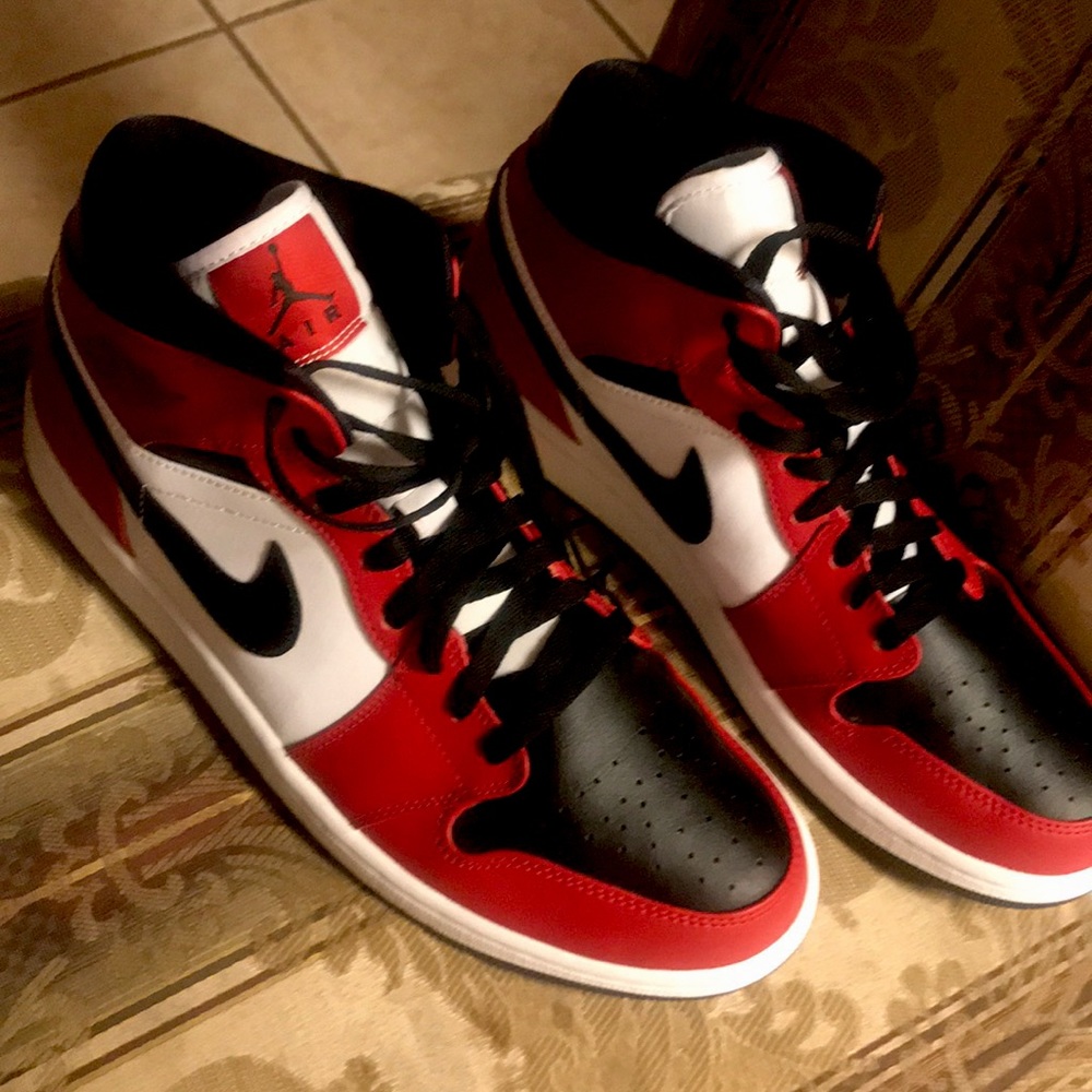 Jordan 1 Mid Chicago Black Toe